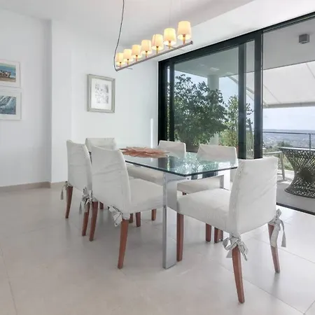 Luxury In With Sea Views